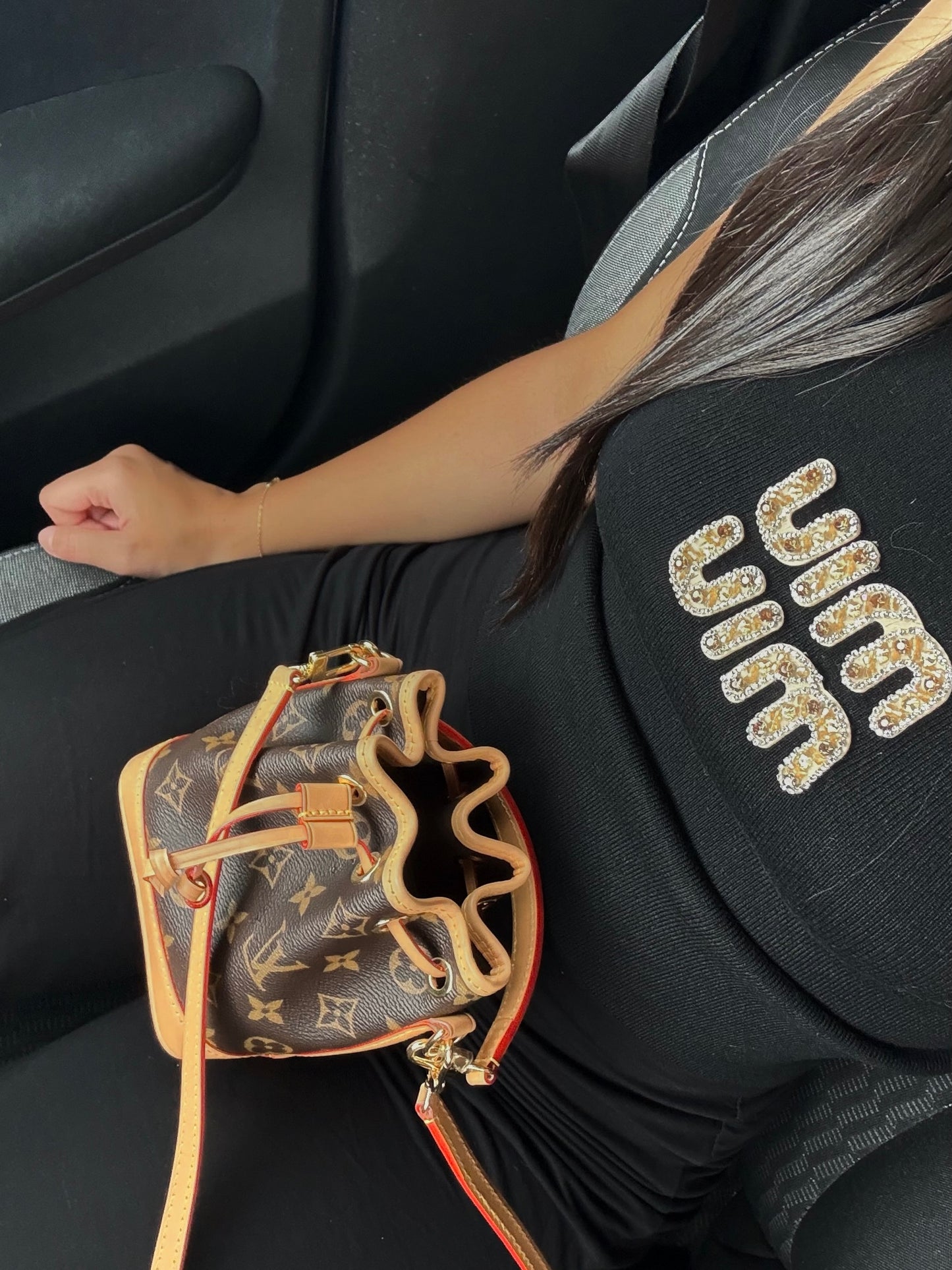 RIBBED BLACK TOP WITH EMBROIDERED LOGO