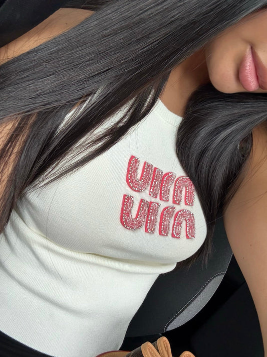 RIBBED WHITE TOP WITH PINK EMBROIDERED LOGO